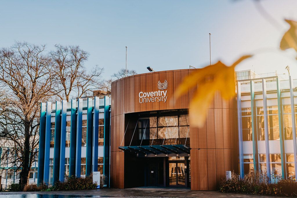 Accounting and Finance BSc (Hons) tại Coventry University 2025: Bước đệm sự nghiệp kế toán - tài chính toàn cầu 1 Cổng chính của Coventry University – ngôi trường hiện đại tại Vương quốc Anh