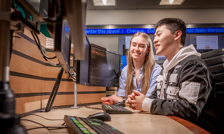 Accounting and Finance BSc (Hons) tại Coventry University 2025: Bước đệm sự nghiệp kế toán - tài chính toàn cầu 2 Sinh viên làm việc nhóm tại Coventry University