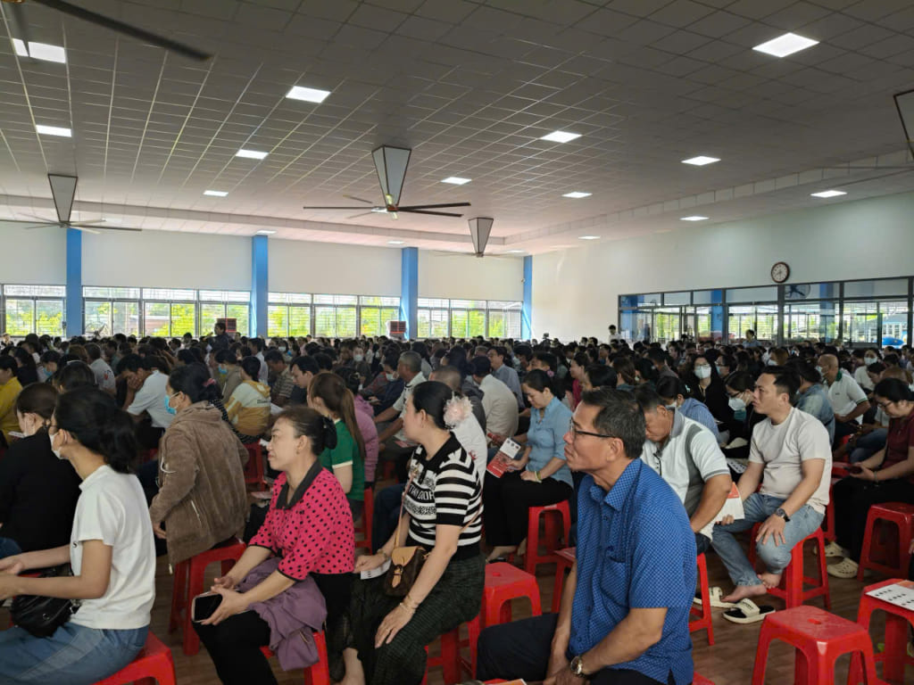 Đông đảo phụ huynh và học sinh Trường Hà Long quan tâm, theo dõi thông tin từ chương trình hợp tác