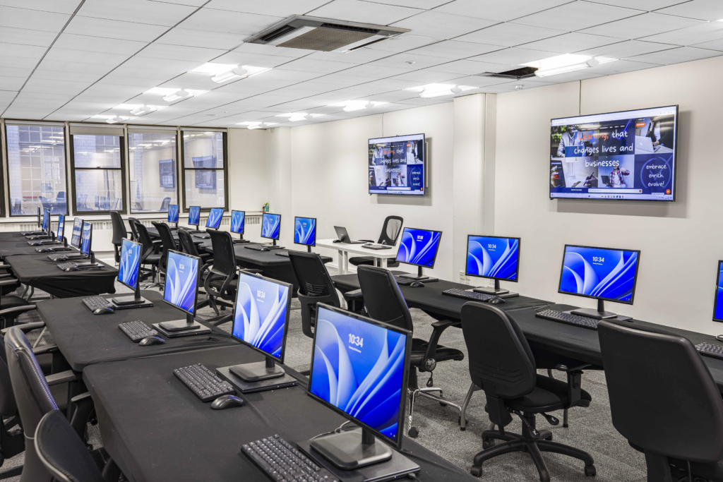 Accounting and Finance BSc (Hons) tại Coventry University 2025: Bước đệm sự nghiệp kế toán - tài chính toàn cầu 3 Trải nghiệm thực tế với Bloomberg Trading Floor